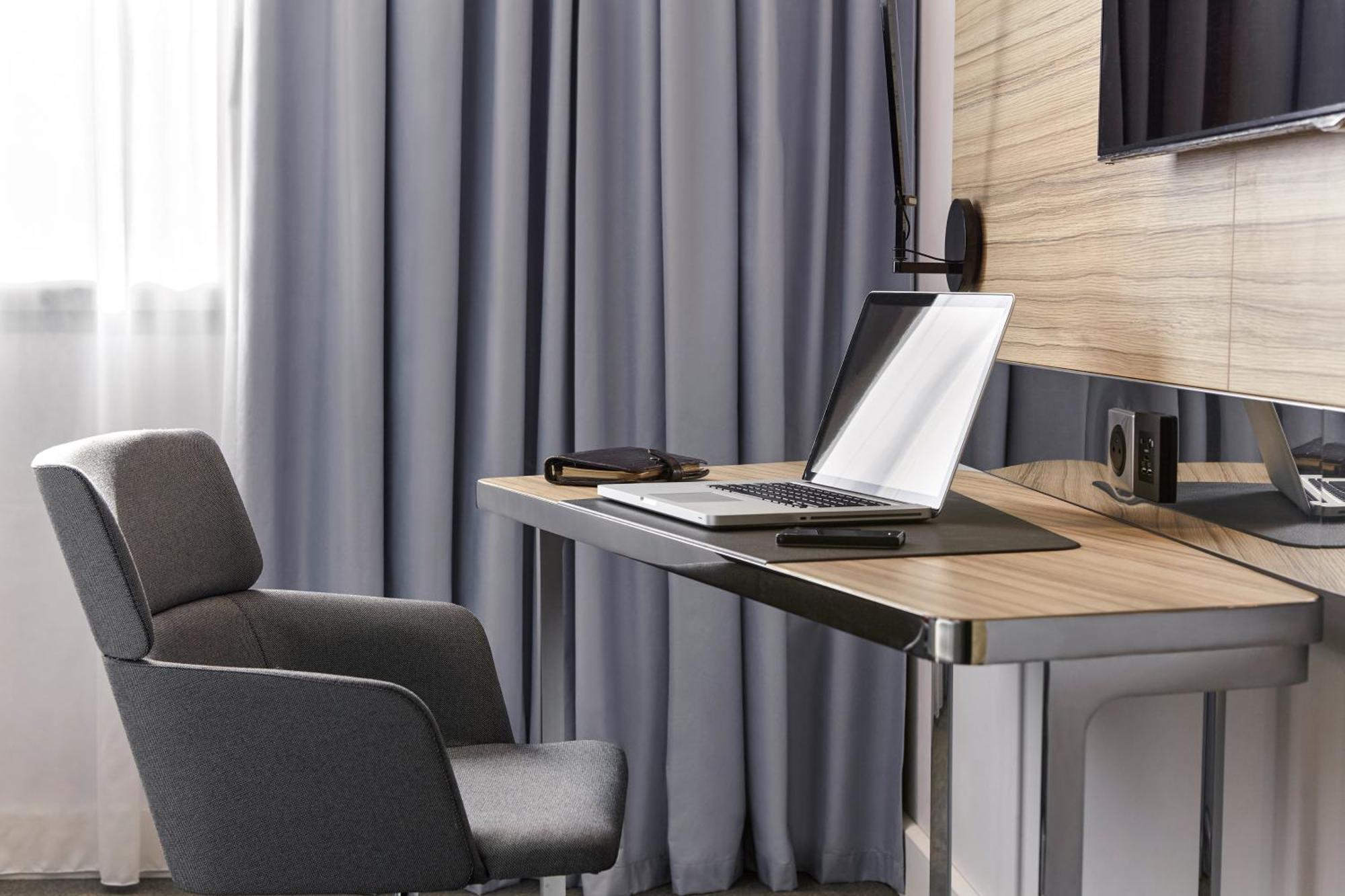 Executive Room 1 Queen Bed Sofa